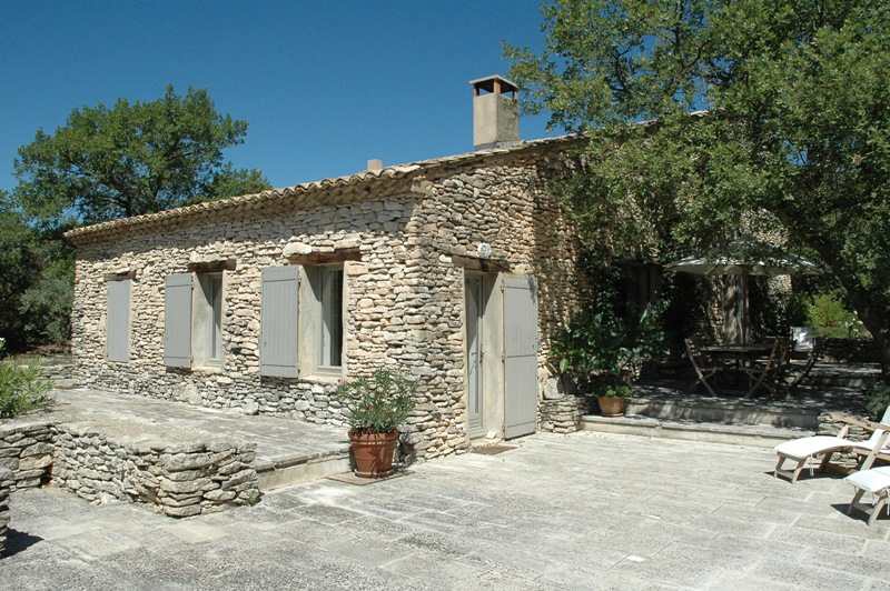 Luberon, maison dans la garrigue avec tennis et piscine