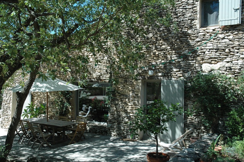 Luberon, maison dans la garrigue avec tennis et piscine