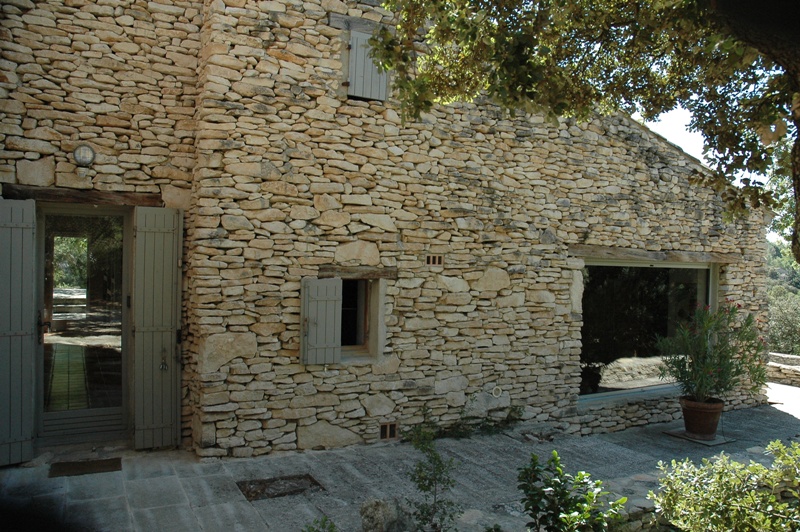 Luberon, maison dans la garrigue avec tennis et piscine