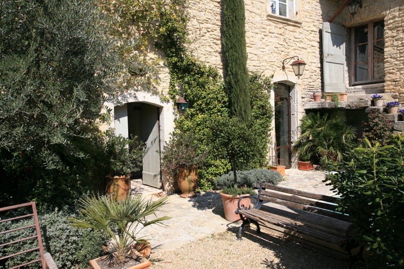 Maison de village de caractère en Luberon avec cour fermée et piscine