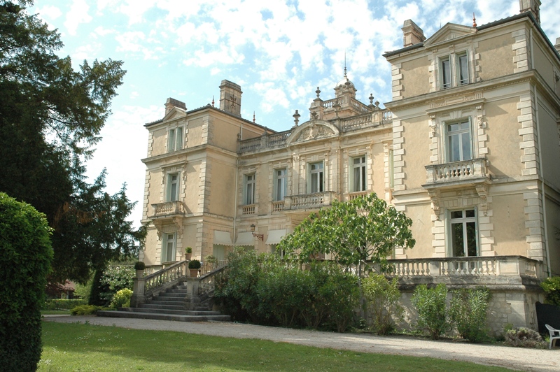 Chateau en Provence avec superbe parc entre Alpilles, Luberon, Mont Ventoux et Avignon