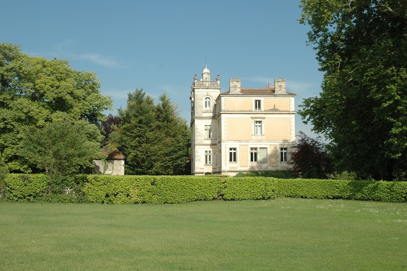 Chateau en Provence avec superbe parc entre Alpilles, Luberon, Mont Ventoux et Avignon