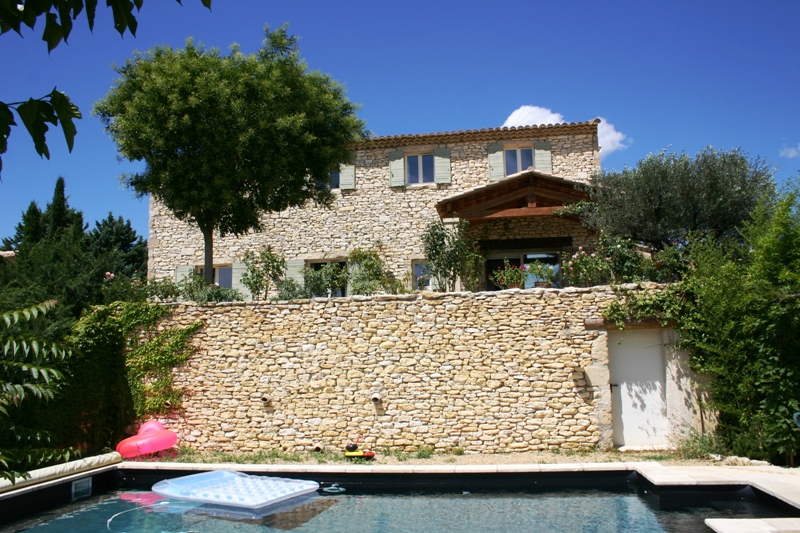 Mazet en pierres de Gordes avec piscine et vue sur le Luberon