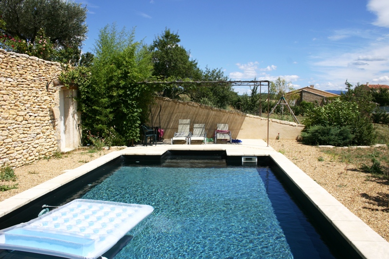 Mazet en pierres de Gordes avec piscine et vue sur le Luberon