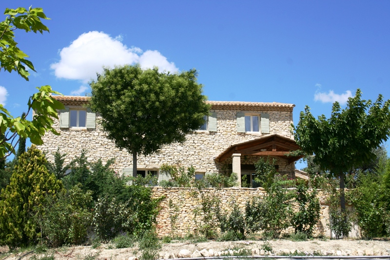 Mazet en pierres de Gordes avec piscine et vue sur le Luberon