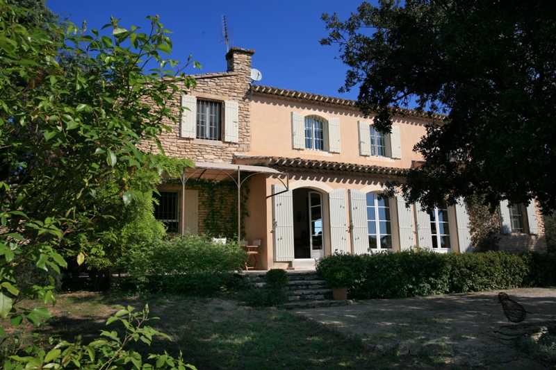Maison, proche Gordes, dans un cadre de verdure