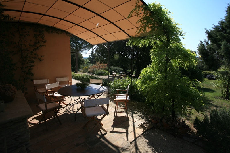 Maison, proche Gordes, dans un cadre de verdure