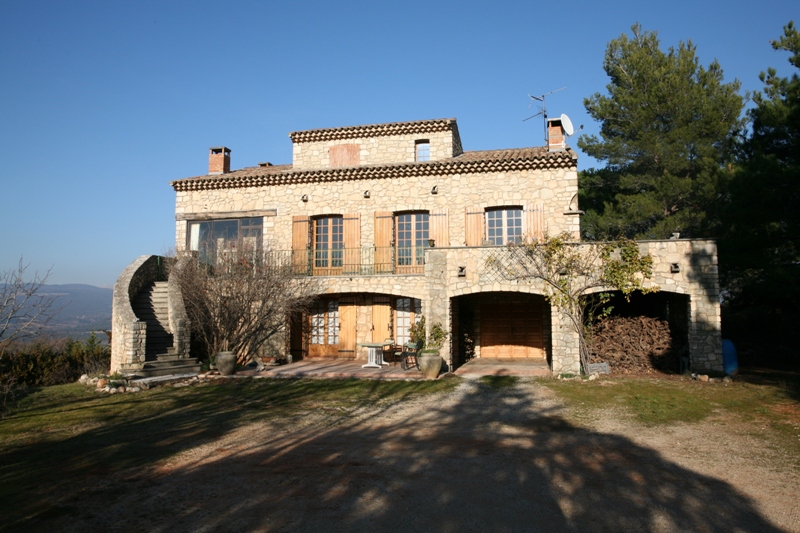 Luberon, maison en bordure de village avec superbe vue