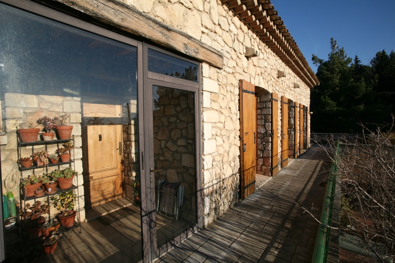 Luberon, maison en bordure de village avec superbe vue