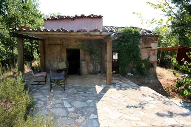 BIEN VENDU - Cabanon charmant et calme sur 4 000 m² à rénover dans le Luberon Nord
