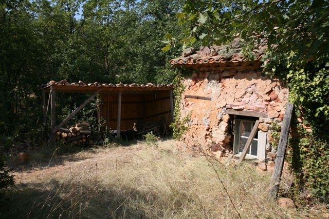 BIEN VENDU - Cabanon charmant et calme sur 4 000 m² à rénover dans le Luberon Nord