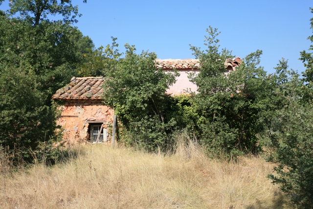 BIEN VENDU - Cabanon charmant et calme sur 4 000 m² à rénover dans le Luberon Nord