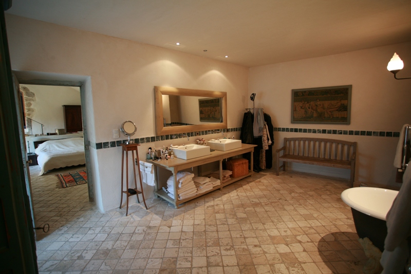 Maison de village de caractère en Luberon avec cour fermée et piscine