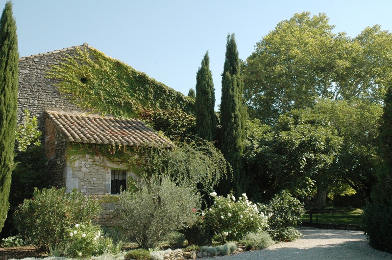 Mas XVIIIème en Luberon avec cour fermée proche Gordes en Provence