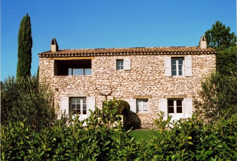 Domaine en vente en Luberon comprenant plusieurs batiments en pierre