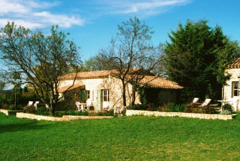 Domaine en vente en Luberon comprenant plusieurs batiments en pierre
