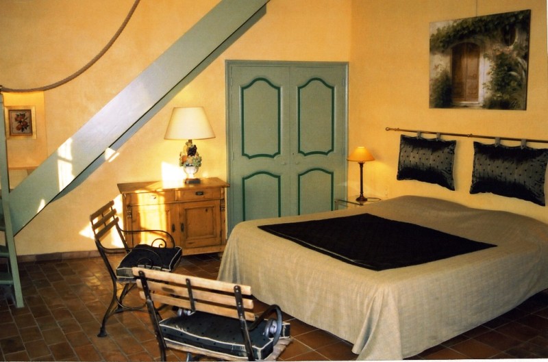 Domaine en vente en Luberon comprenant plusieurs batiments en pierre