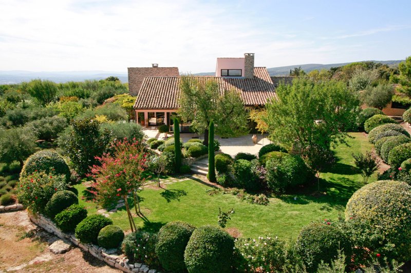 Gordes, exceptionnelle maison contemporaine avec vue, jardin paysager