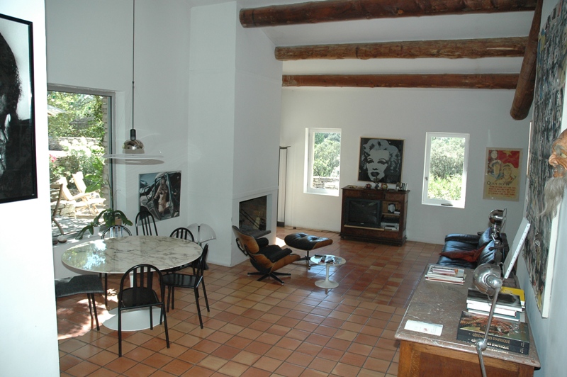 Luberon, maison dans la garrigue avec tennis et piscine