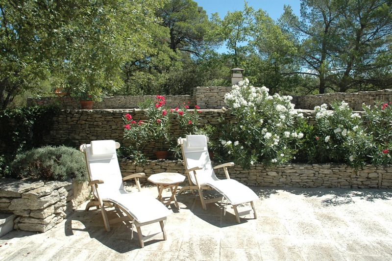 Luberon, maison dans la garrigue avec tennis et piscine