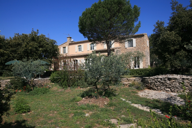 Maison, proche Gordes, dans un cadre de verdure