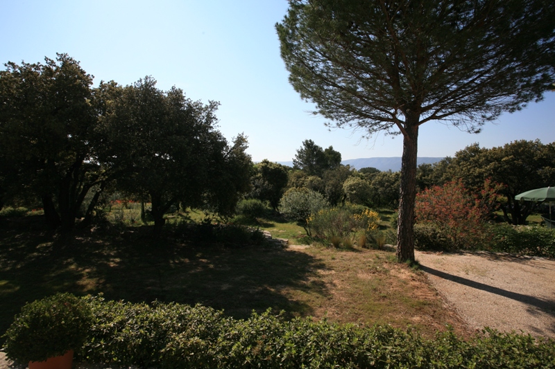 Maison, proche Gordes, dans un cadre de verdure