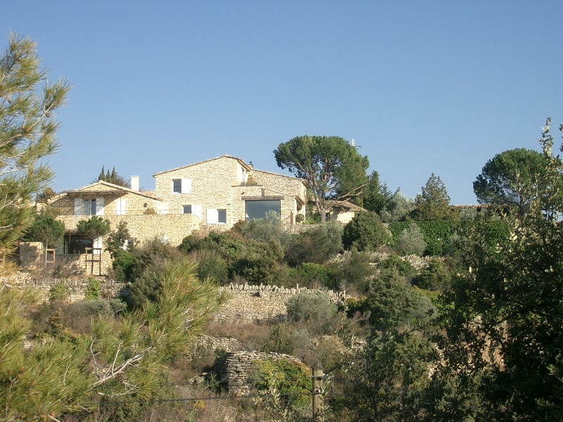 Luberon, maison en pierre avec piscine et vue, en bord de village