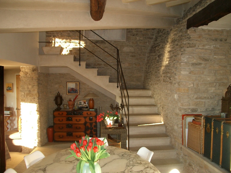 Luberon, maison en pierre avec piscine et vue, en bord de village