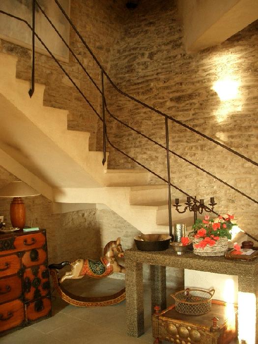 Luberon, maison en pierre avec piscine et vue, en bord de village