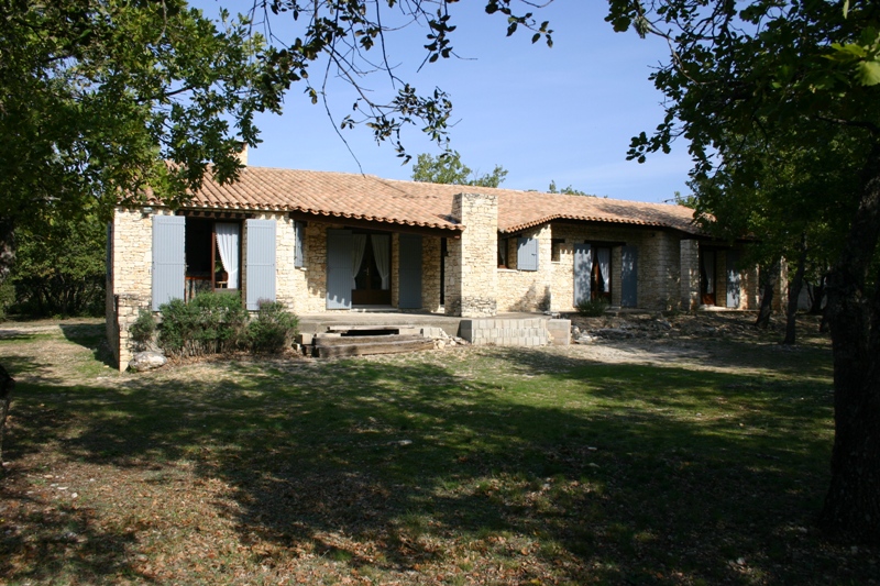 Vente maison à Gordes, plain pied, jardin agréable avec possiblité pour piscine
