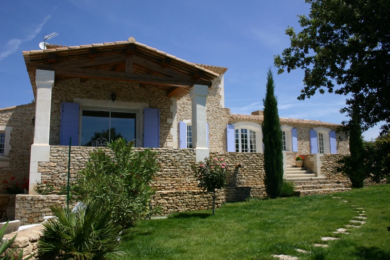 Belle maison, secteur Gordes, dans un quartier résidentiel, piscine et pool house