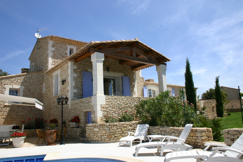 Belle maison, secteur Gordes, dans un quartier résidentiel, piscine et pool house