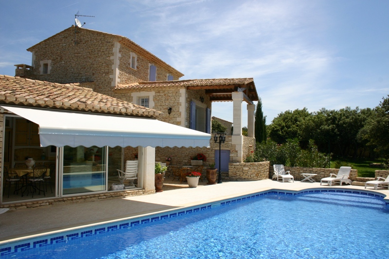 Belle maison, secteur Gordes, dans un quartier résidentiel, piscine et pool house