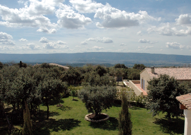 Belle maison, secteur Gordes, dans un quartier résidentiel, piscine et pool house