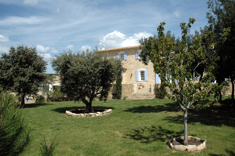Belle maison, secteur Gordes, dans un quartier résidentiel, piscine et pool house