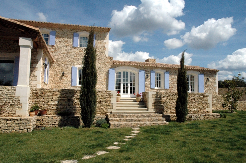 Belle maison, secteur Gordes, dans un quartier résidentiel, piscine et pool house