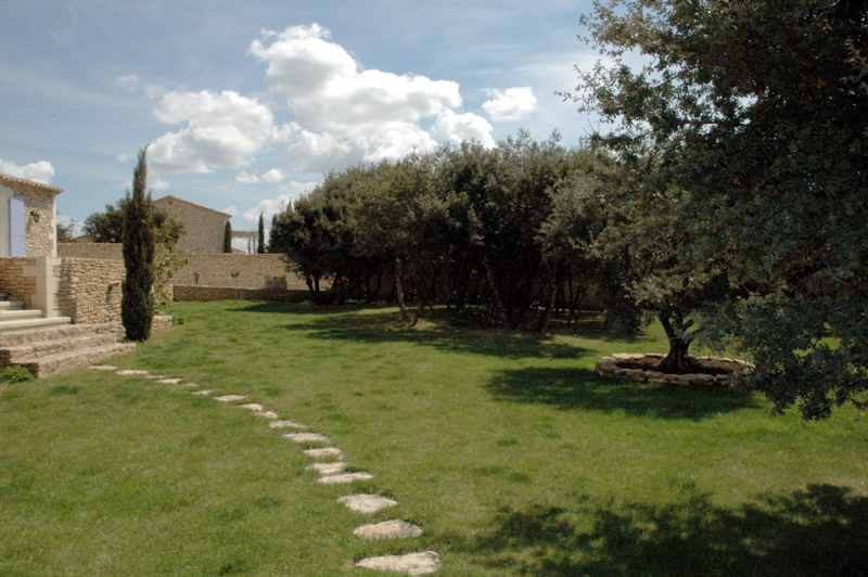 Belle maison, secteur Gordes, dans un quartier résidentiel, piscine et pool house