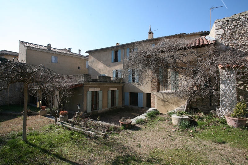 Ancien hôtel particulier proche de l'Isle sur la Sorgue