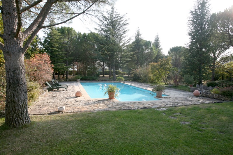 Proche Gordes, ensemble de deux maisons sur plus d'un hectare