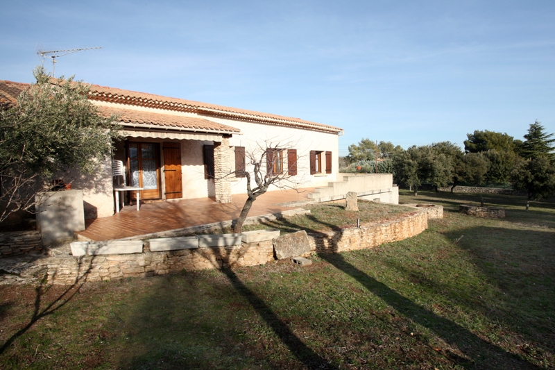 Maison en bordure de village du Luberon, de plain pied sur 2363 m²