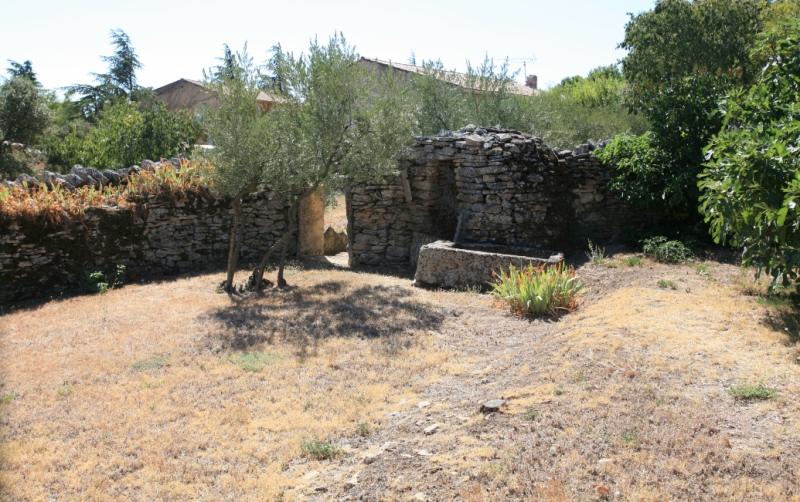 Maison en bordure de village du Luberon, de plain pied sur 2363 m²