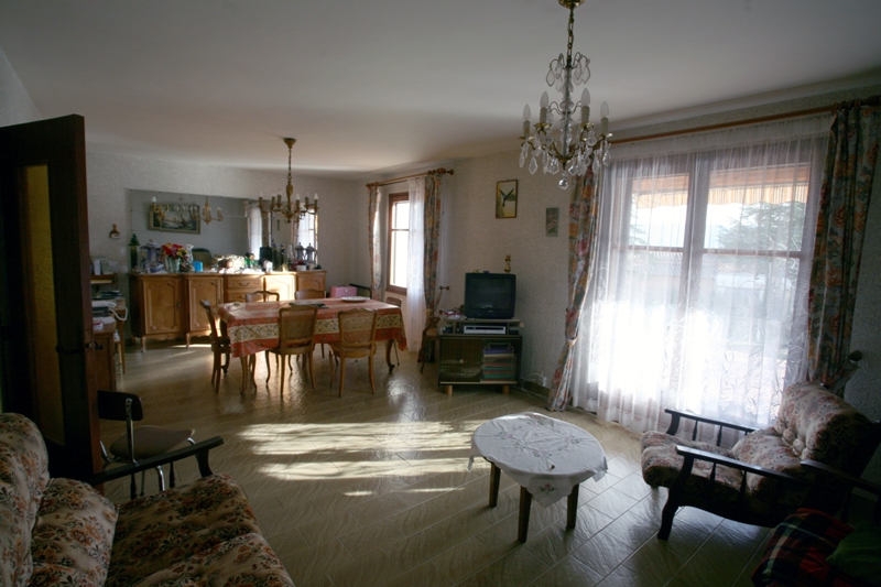 Maison en bordure de village du Luberon, de plain pied sur 2363 m²