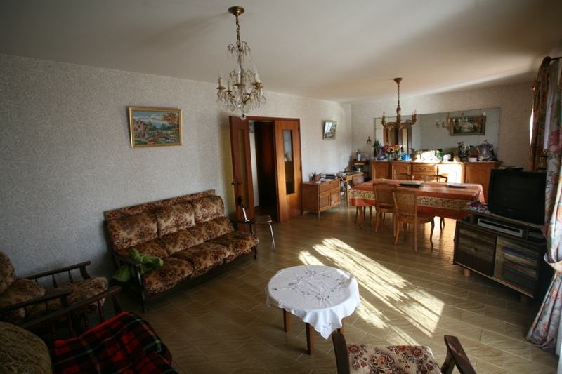 Maison en bordure de village du Luberon, de plain pied sur 2363 m²