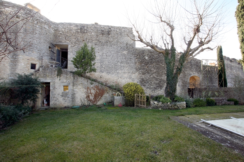 + de 600 m² d'un château médiéval en luberon, partiellement restauré, avec jardin et piscine.