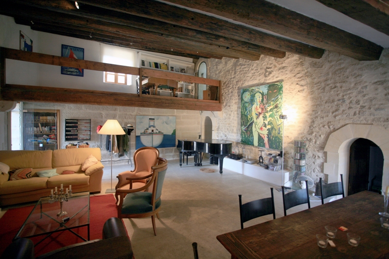 + de 600 m² d'un château médiéval en luberon, partiellement restauré, avec jardin et piscine.