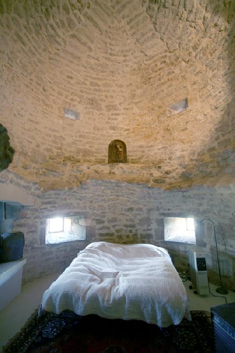 + de 600 m² d'un château médiéval en luberon, partiellement restauré, avec jardin et piscine.