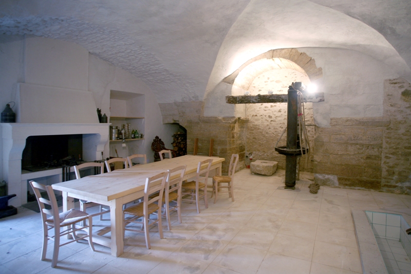 + de 600 m² d'un château médiéval en luberon, partiellement restauré, avec jardin et piscine.