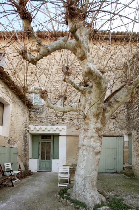 + de 600 m² d'un château médiéval en luberon, partiellement restauré, avec jardin et piscine.
