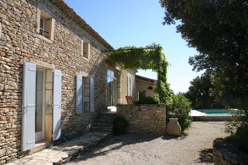 Luberon, maison à proximité de Gordes en pierre avec piscine