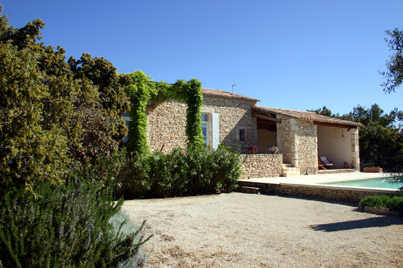 Luberon, maison à proximité de Gordes en pierre avec piscine